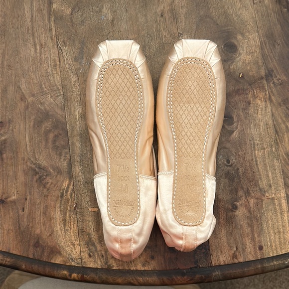 Brand new 3007 Nikolay pointe shoes (71/2, XXX, M) - Picture 8 of 16